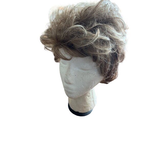 Rene of Paris model Joey 2325 Straw Swirl short wig - Picture 3 of 9
